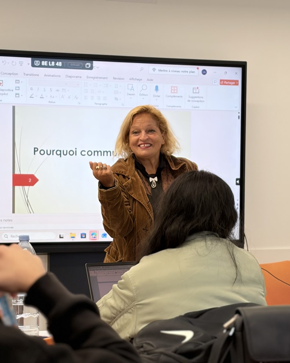 Caroline Nascimento en séance de formation, s'adressant à un groupe d'étudiants