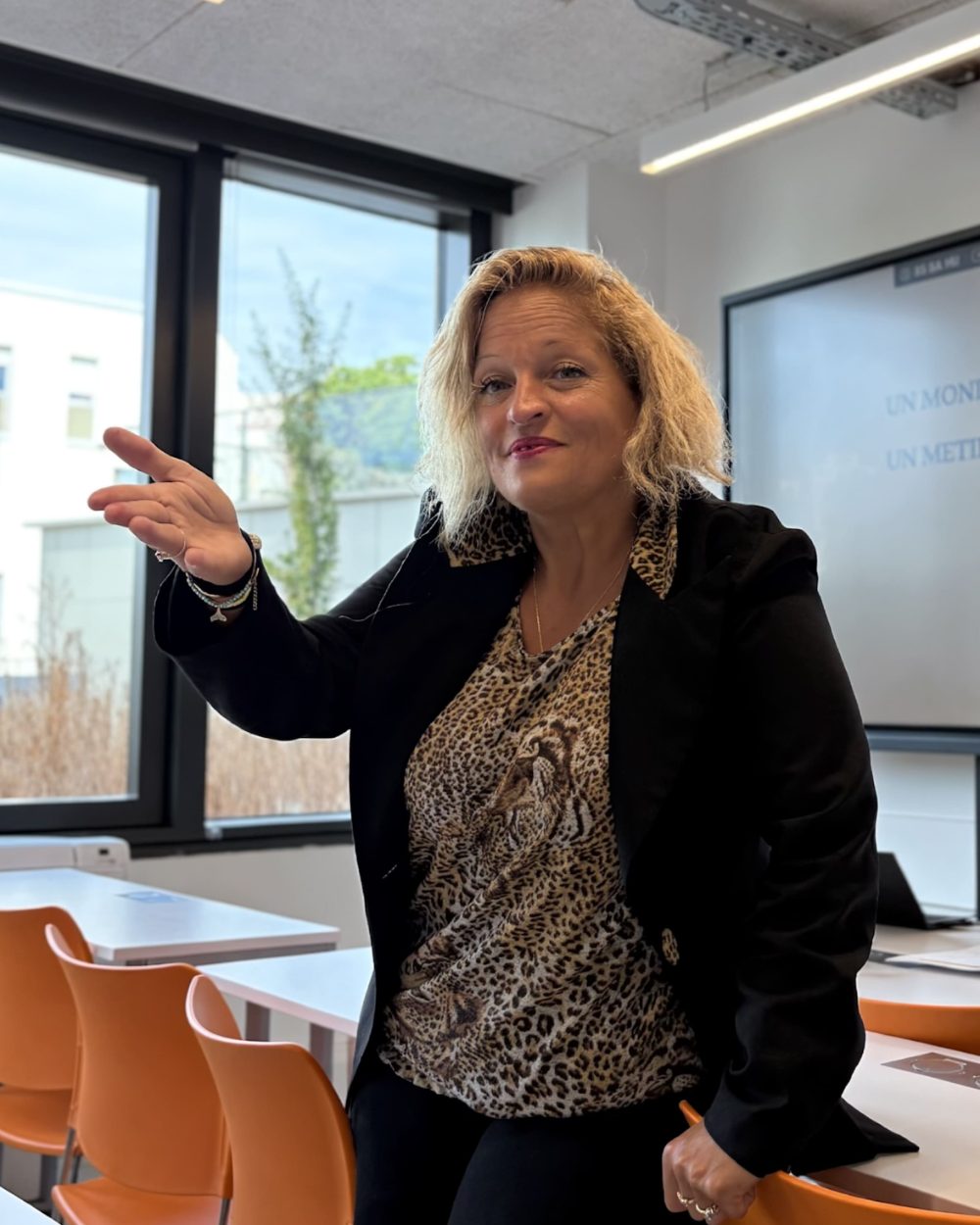 Caroline Nascimento en pleine intervention, le geste ouvert vers le groupe